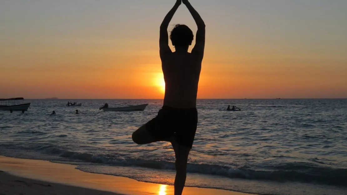 Excenevex -séance de yoga sur la plage