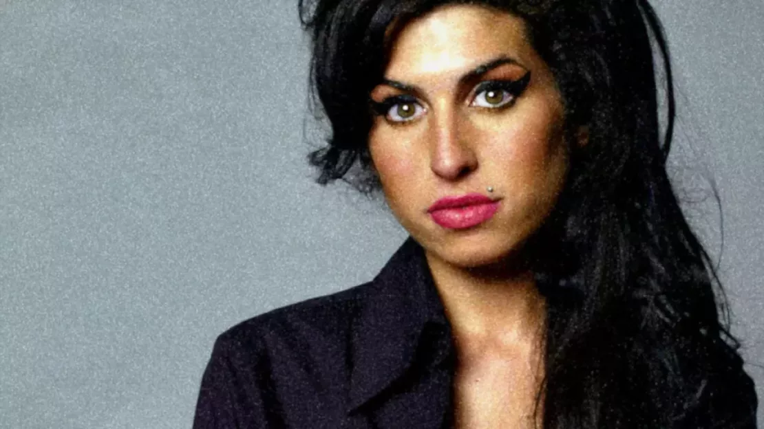 Amy Winehouse reçoit un prix pour sa musique