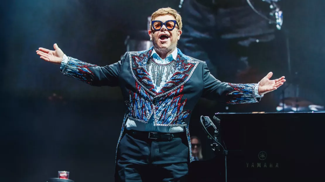 Elton John rend son micro !