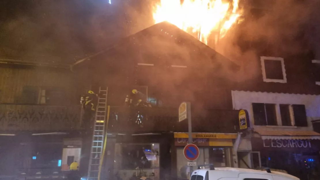 Gros incendie à Morzine, randonneurs bloqués en Savoie et une voiture dans le métro à Lausanne