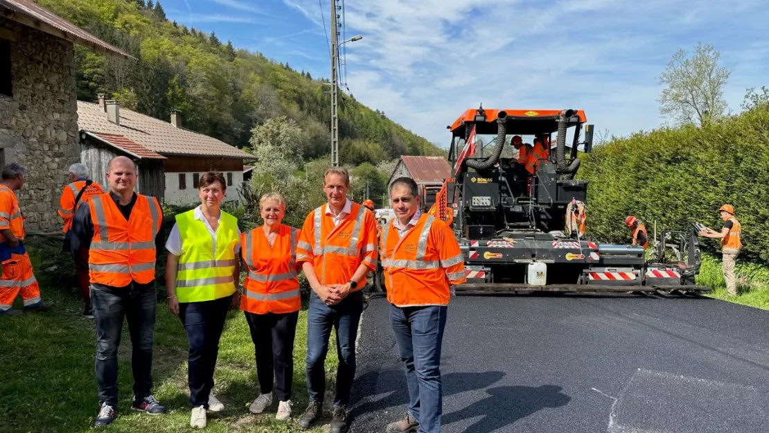 le Conseil départemental 74 a lancé des travaux de renouvellement de la couche de roulement au Col du Feu (Orcier).
