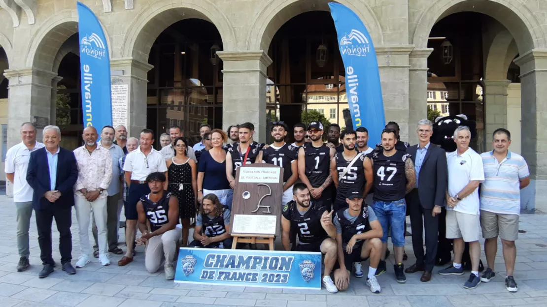 Les champions de France 2023 de foot américain reçus en Mairie de Thonon (interviews)
