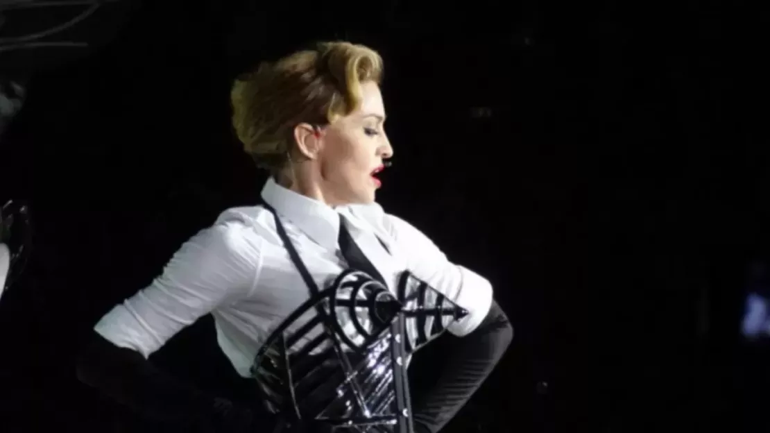 Madonna professionnelle jusqu'au but après sa chute en concert