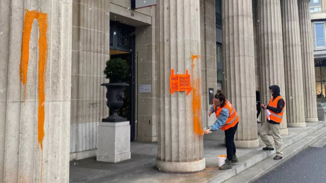 Un bâtiment de la banque UBS aspergé de peinture à Lausanne