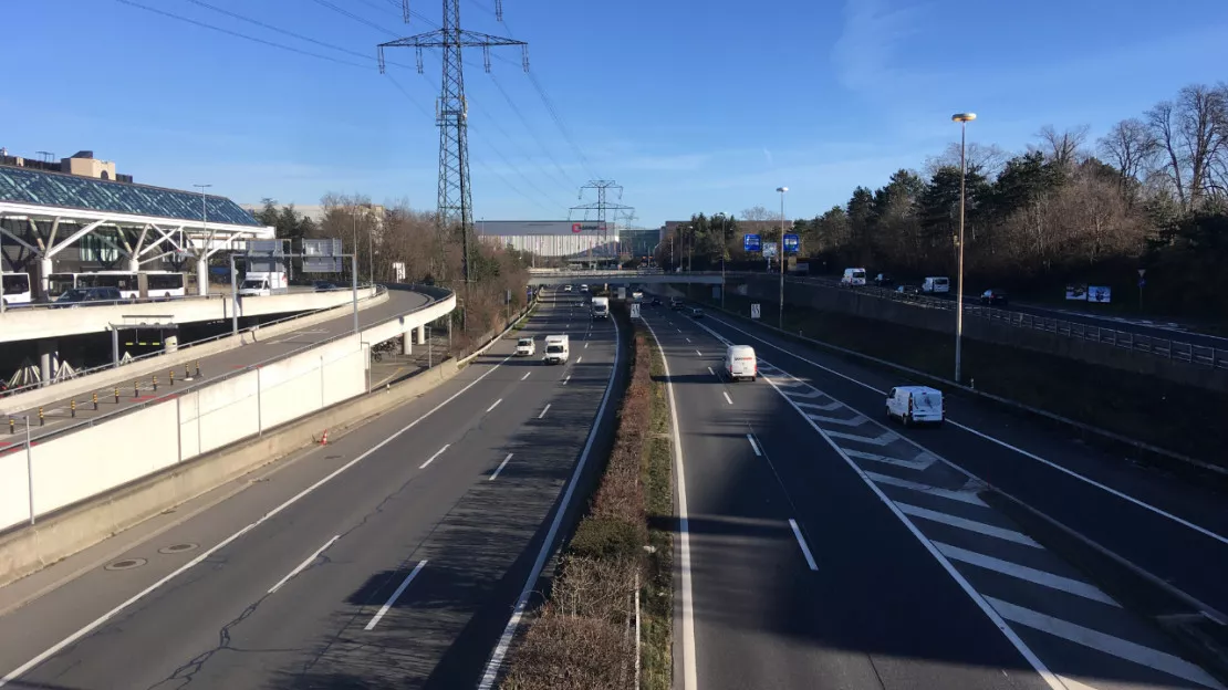 Genève : un véhicule en feu sur l’autoroute de contournement
