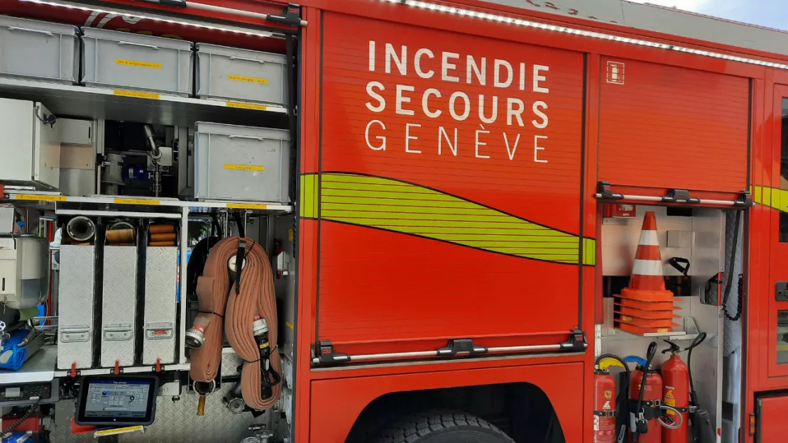Un véhicule en feu sur la route à Genève mercredi