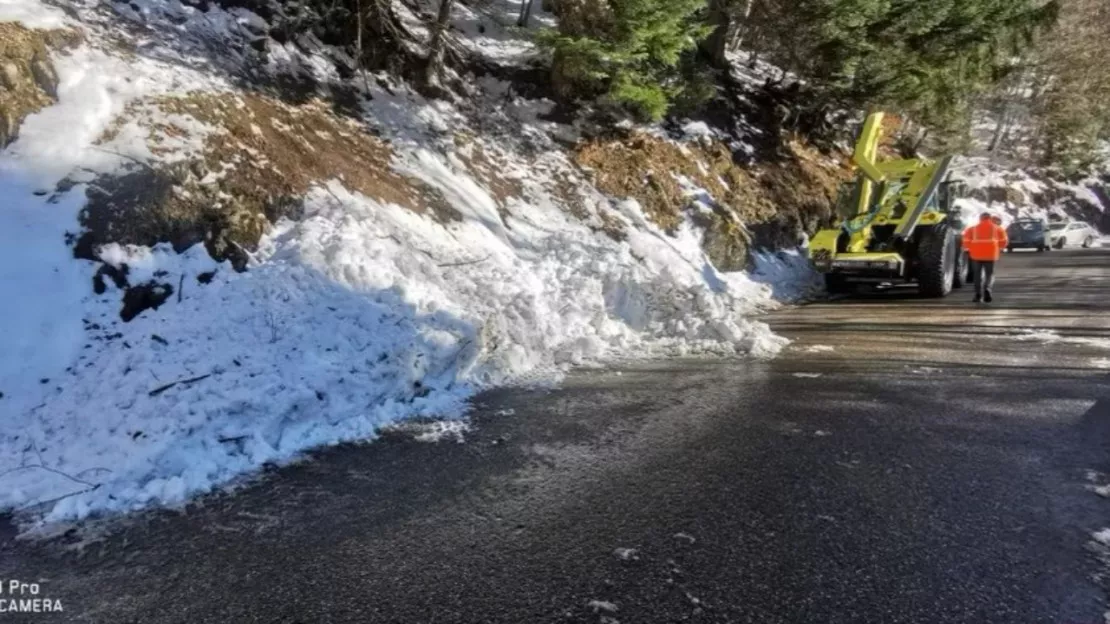 Une nouvelle coulée de neige sur la route du plateau des Glières