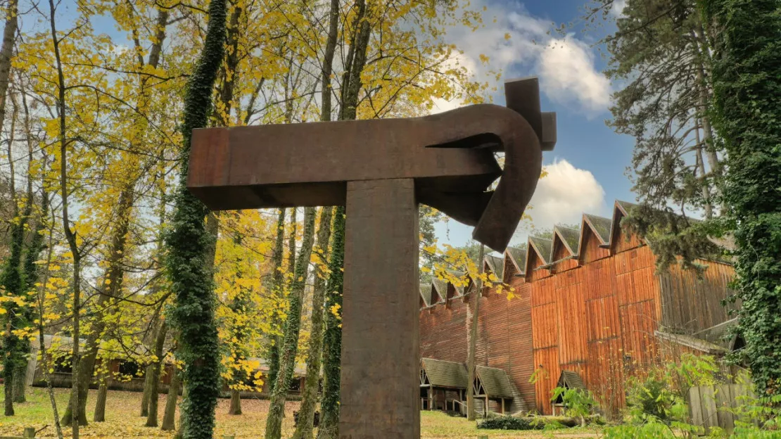 Une sculpture monumentale de l’artiste Eduardo Chillida  s’installe dans le parc de l’Evian Resort et sera accessible à tous