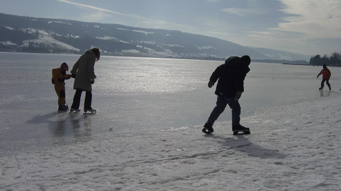 Vaud : le lac de Joux reste interdit aux patineurs ou aux promeneurs !