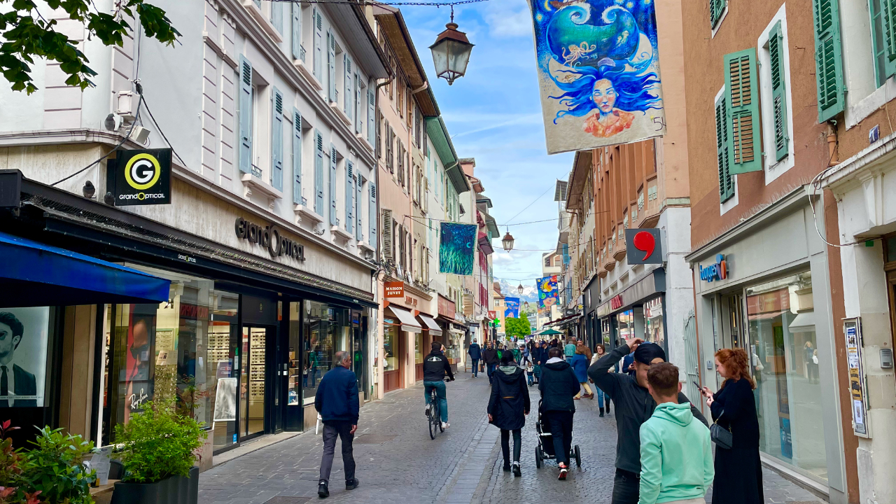 A Thonon, les artistes peintres exposent en centre-ville jusqu'au 9 juin dans le cadre du festival "L'art dans la rue"