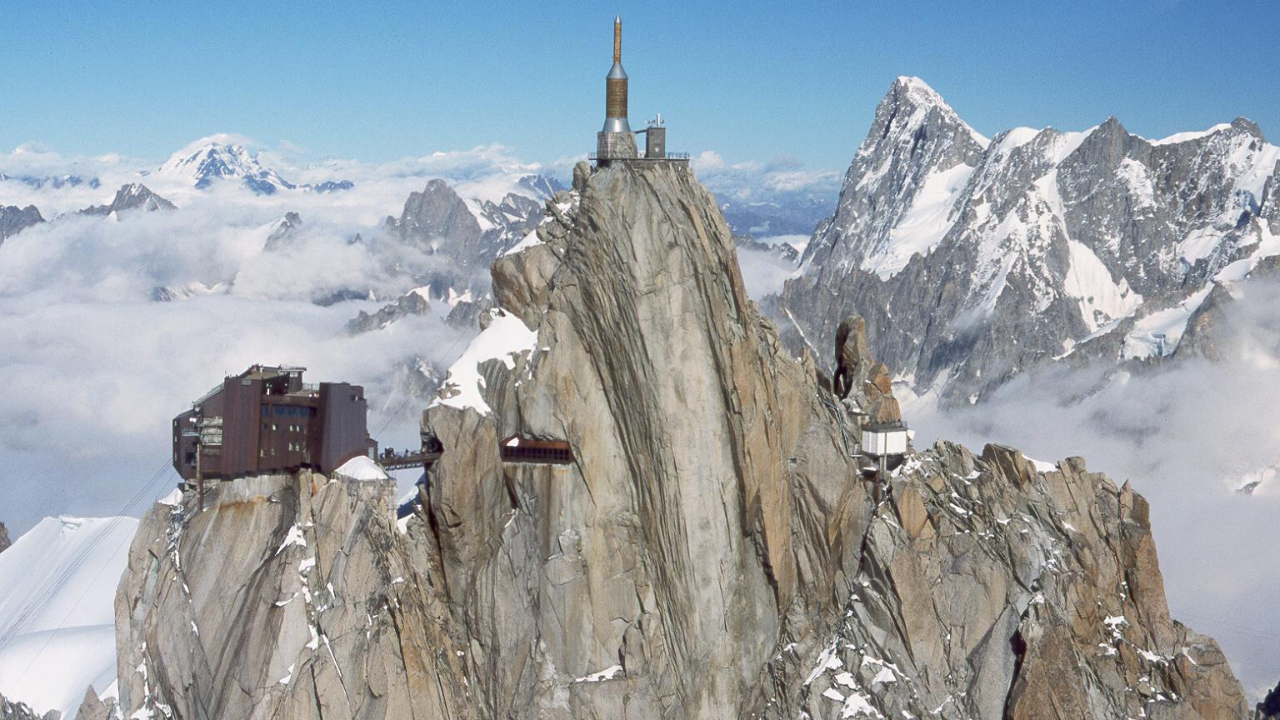 Aiguille du Midi : l’accès à l’arête classique interdit mardi en raison d’une voûte de glace fragilisée Aiguille du Midi : l’accès à l’arête classique interdit mardi en raison d’une voûte de glace fragilisée