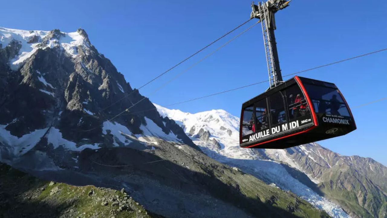 Aiguille du Midi : l’ouverture du téléphérique retardée vendredi après des éboulements rocheux Aiguille du Midi : l’ouverture du téléphérique retardée vendredi après des éboulements rocheux
