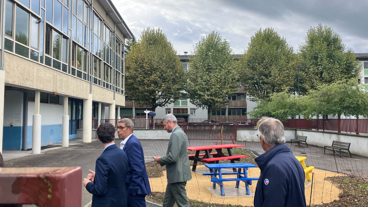 Annecy : le recteur académique promet un enseignant devant chaque élève