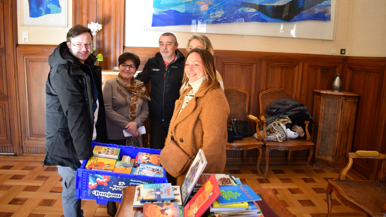 Annemasse : remise des livres de l&rsquo;op&eacute;ration solidaire &laquo;&nbsp;Collecte de livres jeunesse&nbsp;&raquo;