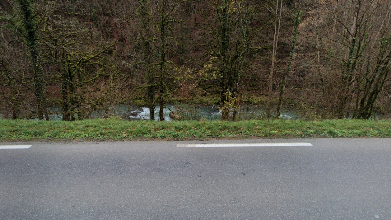 Après un refus d'obtempérer à Thonon-les-Bains, il grille des feux rouges puis termine sa course dans la Dranse