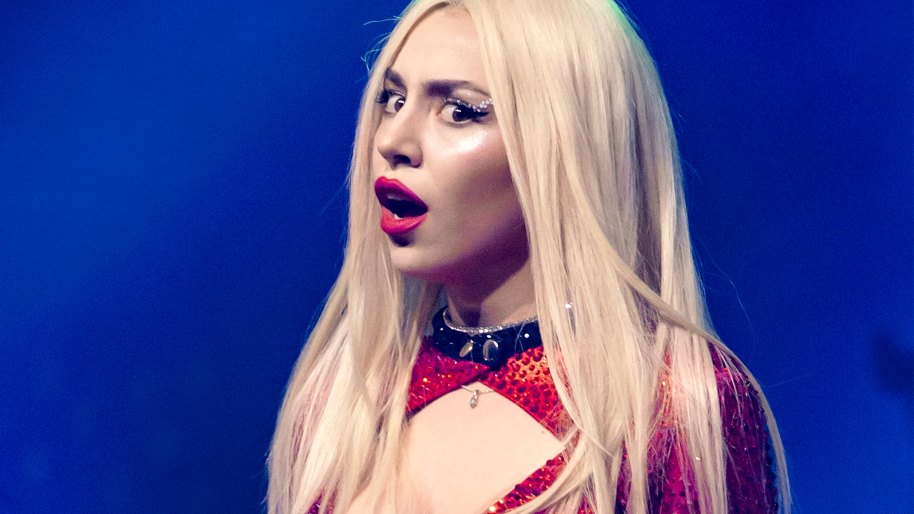 Ava Max : victime de la violence d'un fan en plein show !