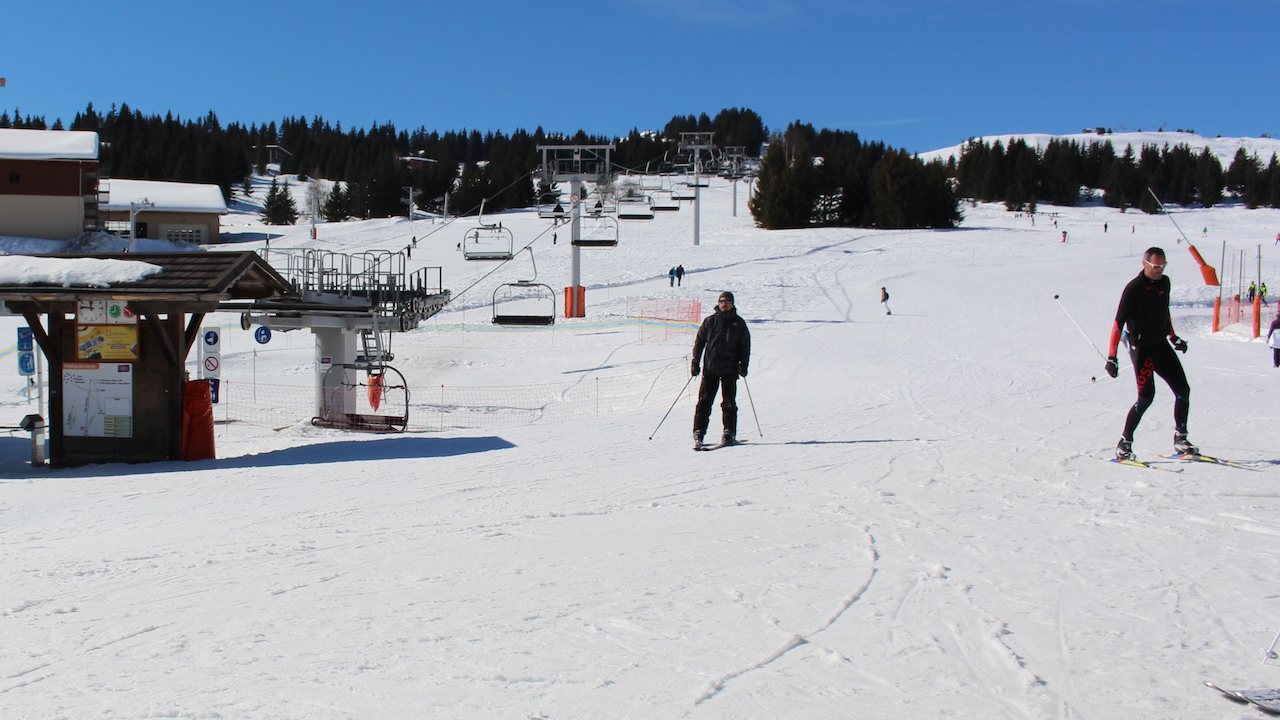 Avalanche déclenchée par accident à la station des Arcs : une monitrice de ski partiellement ensevelie