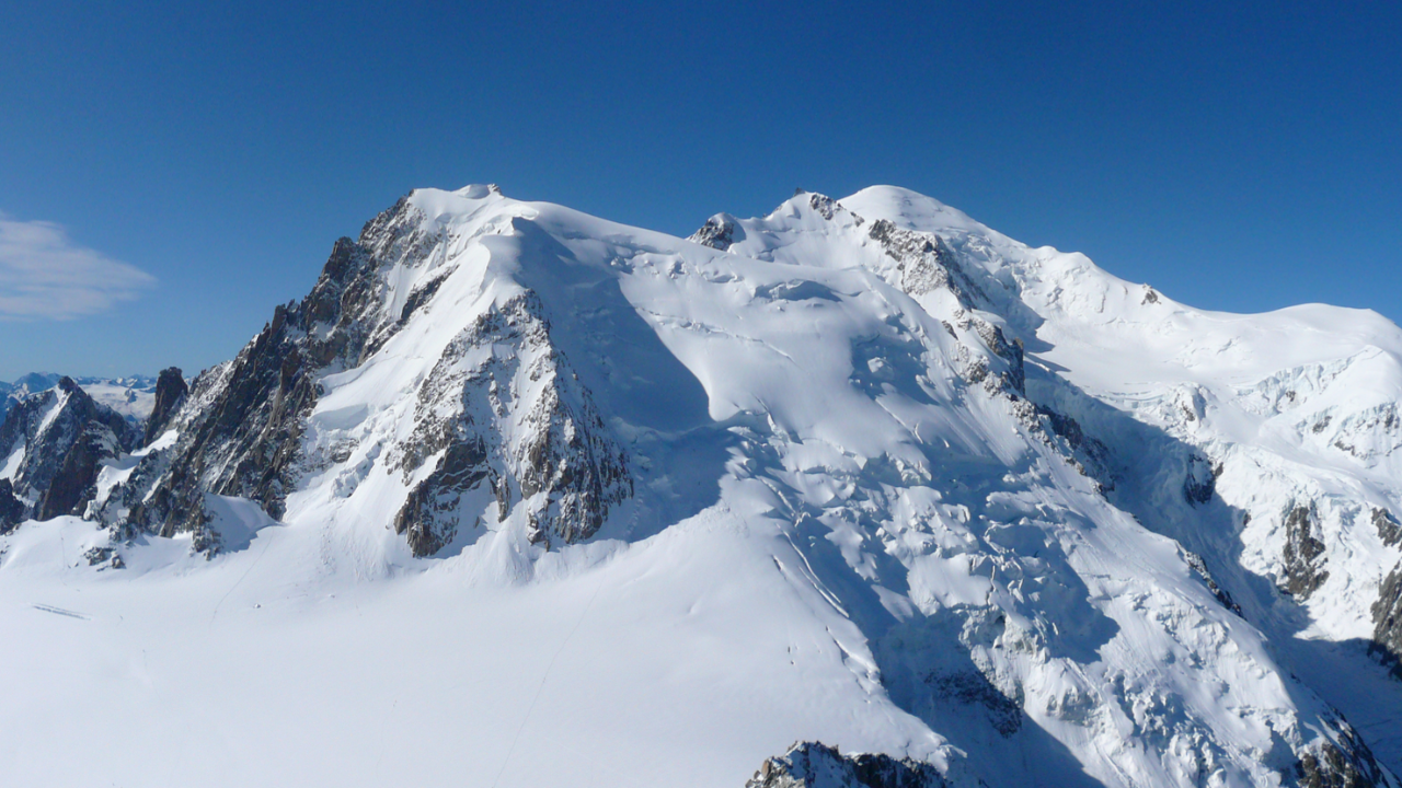 Chamonix : deux parapentistes blessés après une chute dans une crevasse Chamonix : deux parapentistes blessés après une chute dans une crevasse