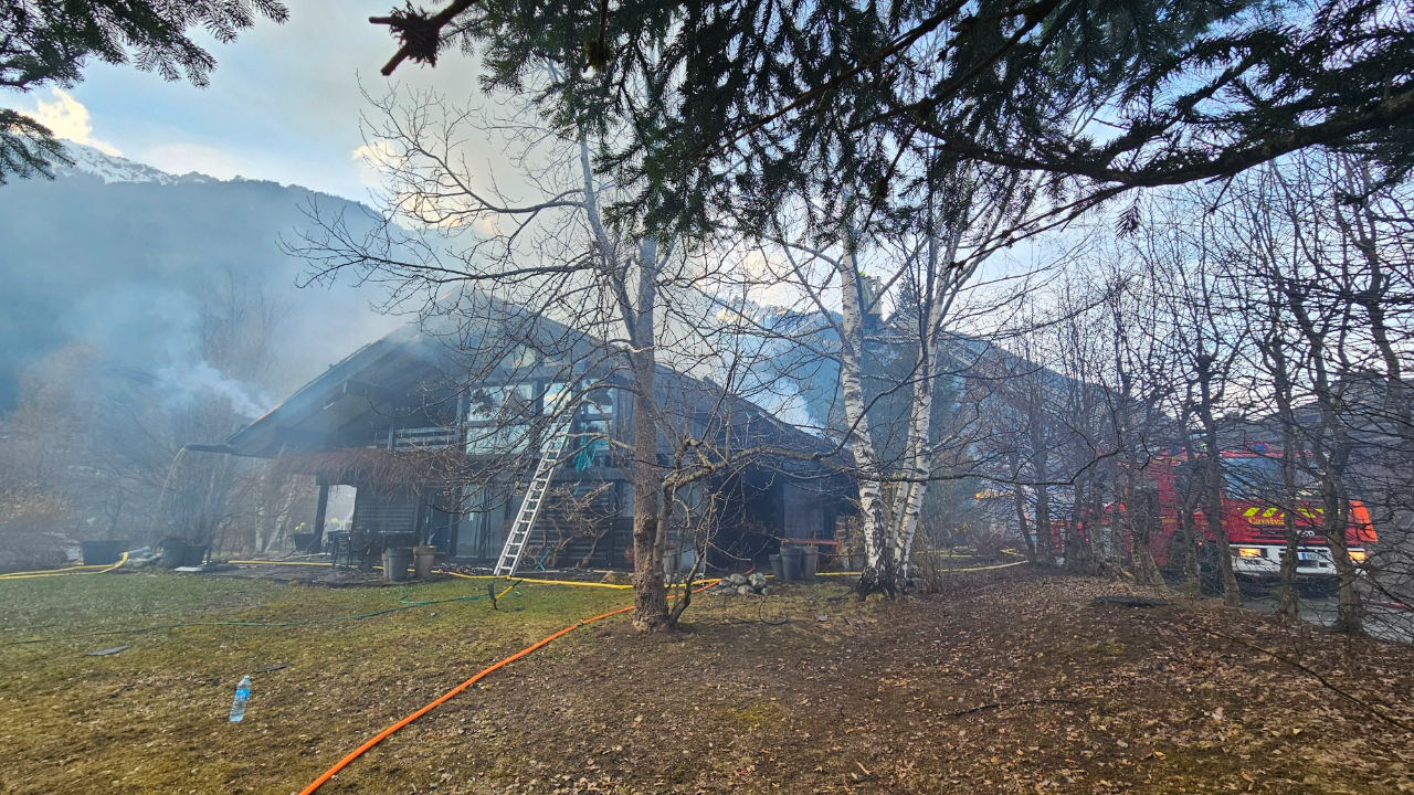 Chamonix : Incendie en chaîne, trois chalets en feu et un pompier blessé Chamonix : Incendie en chaîne, trois chalets en feu et un pompier blessé
