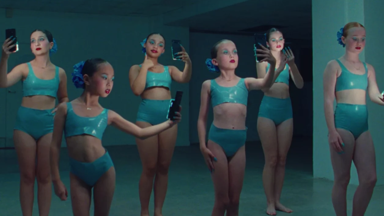 Christina Aguilera dénonce la société actuelle avec un nouveau clip pour « Beautiful » (vidéo)