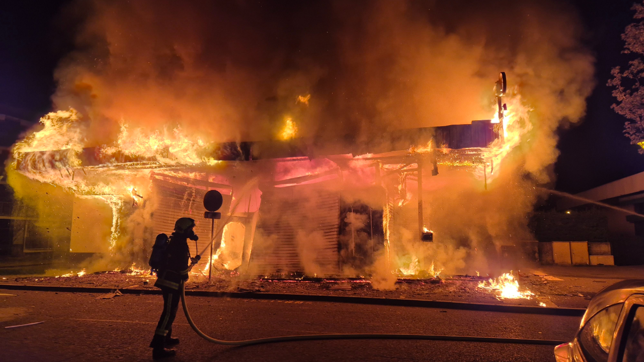 Cluses : Incendie dans un tabac presse, un pompier blessé Cluses : Incendie dans un tabac presse, un pompier blessé