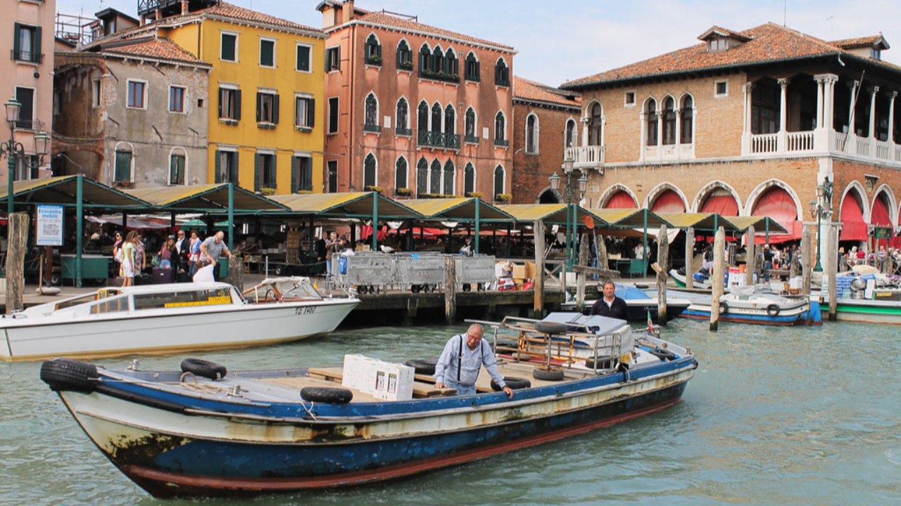 Comment Louis XIV et Colbert ont convaincu des maîtres-verriers vénitiens de venir travailler en France ? (interview de l'écrivain Philippe Lemaire)) Comment Louis XIV et Colbert ont convaincu des maîtres-verriers vénitiens de venir travailler en France ? (interview de l'écrivain Philippe Lemaire))