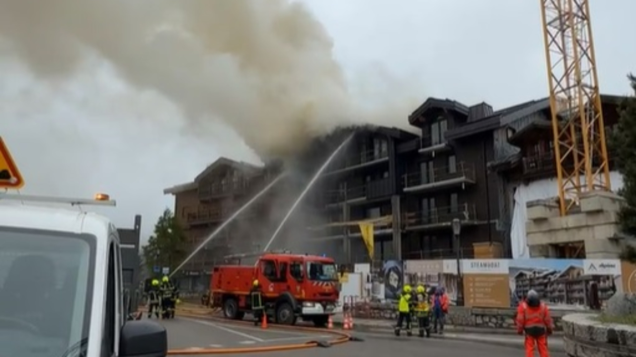 Courchevel : l'impressionnant incendie d'un immeuble en chantier