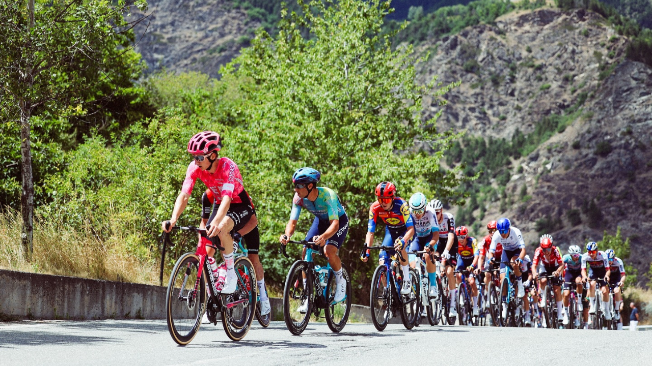 Cyclisme : un coureur de 19 ans succombe à ses blessures, la deuxième étape du Tour Val d’Aoste annulée en Haute-Savoie