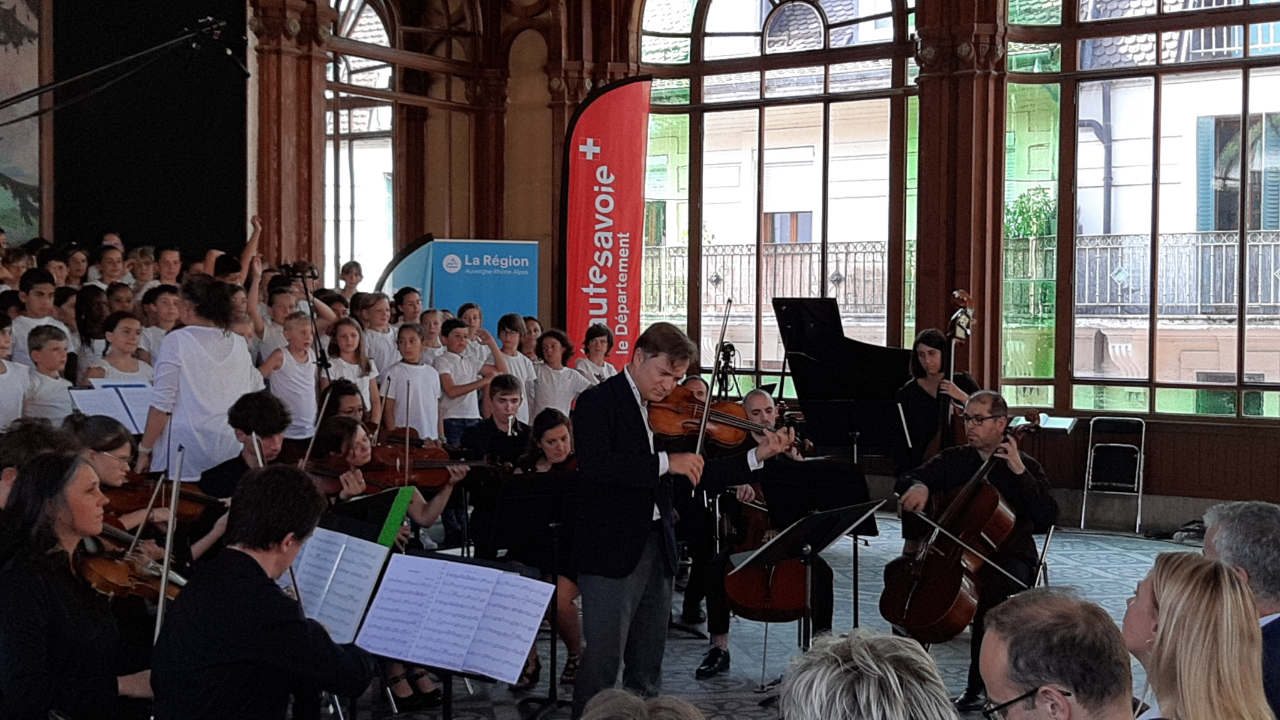 De la musique et des chants pour l'inauguration du clos couvert de la Buvette Cachat à Evian (interviews)