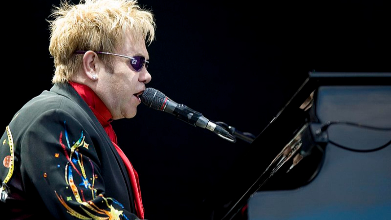 Des objets cultes ayant appartenu à Elton John mis aux enchères