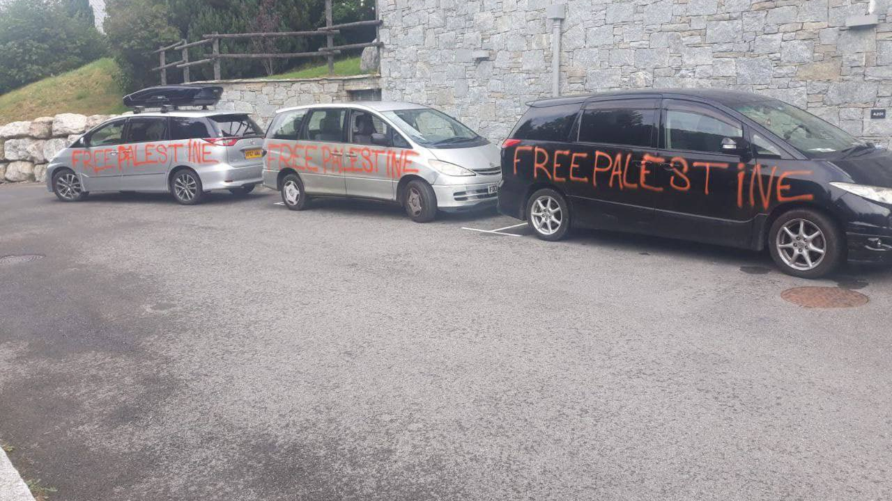 Des tags "Free Palestine" sur des voitures de touristes juifs en Haute-Savoie, une enquête ouverte
