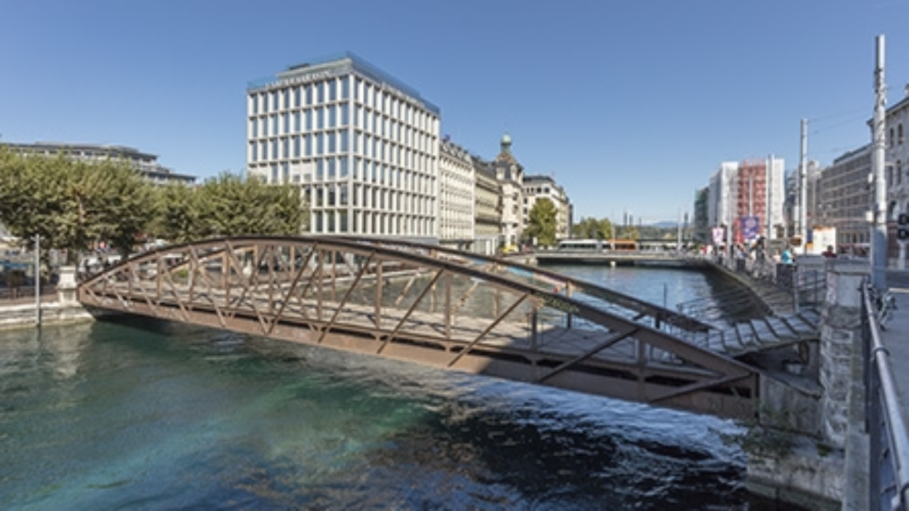 Des travaux spectaculaires sur la passerelle de l’île à Genève Des travaux spectaculaires sur la passerelle de l’île à Genève