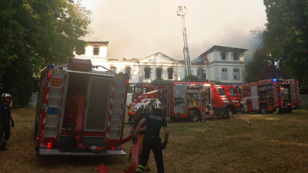 Divonne-les-Bains : Le ch&acirc;teau en proie aux flammes, les pompiers mobilis&eacute;s