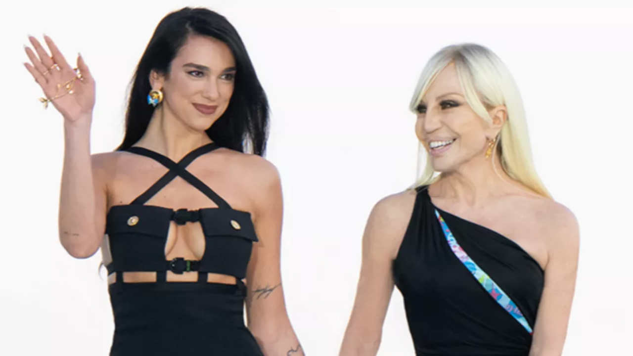 Dua Lipa : Sa collection "La Vacanza" avec Donatella Versace fait un carton !