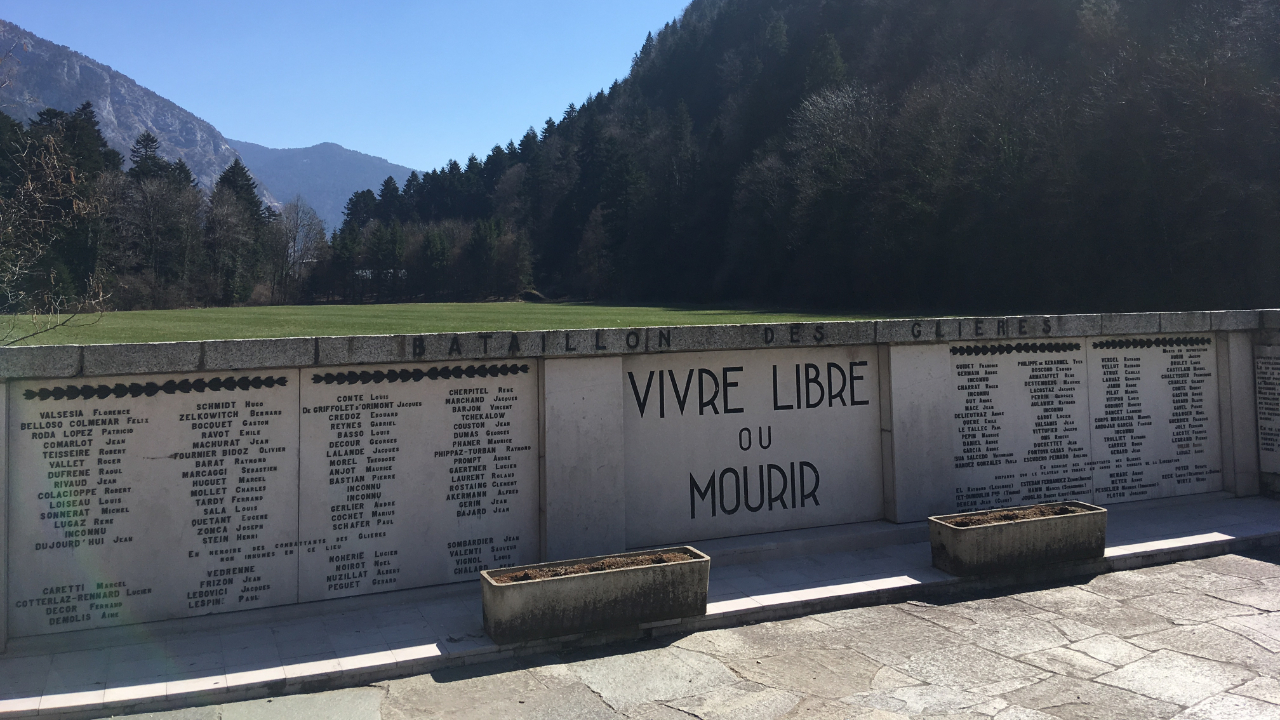 E. Macron rend hommage à l'un des derniers résistants des Glières