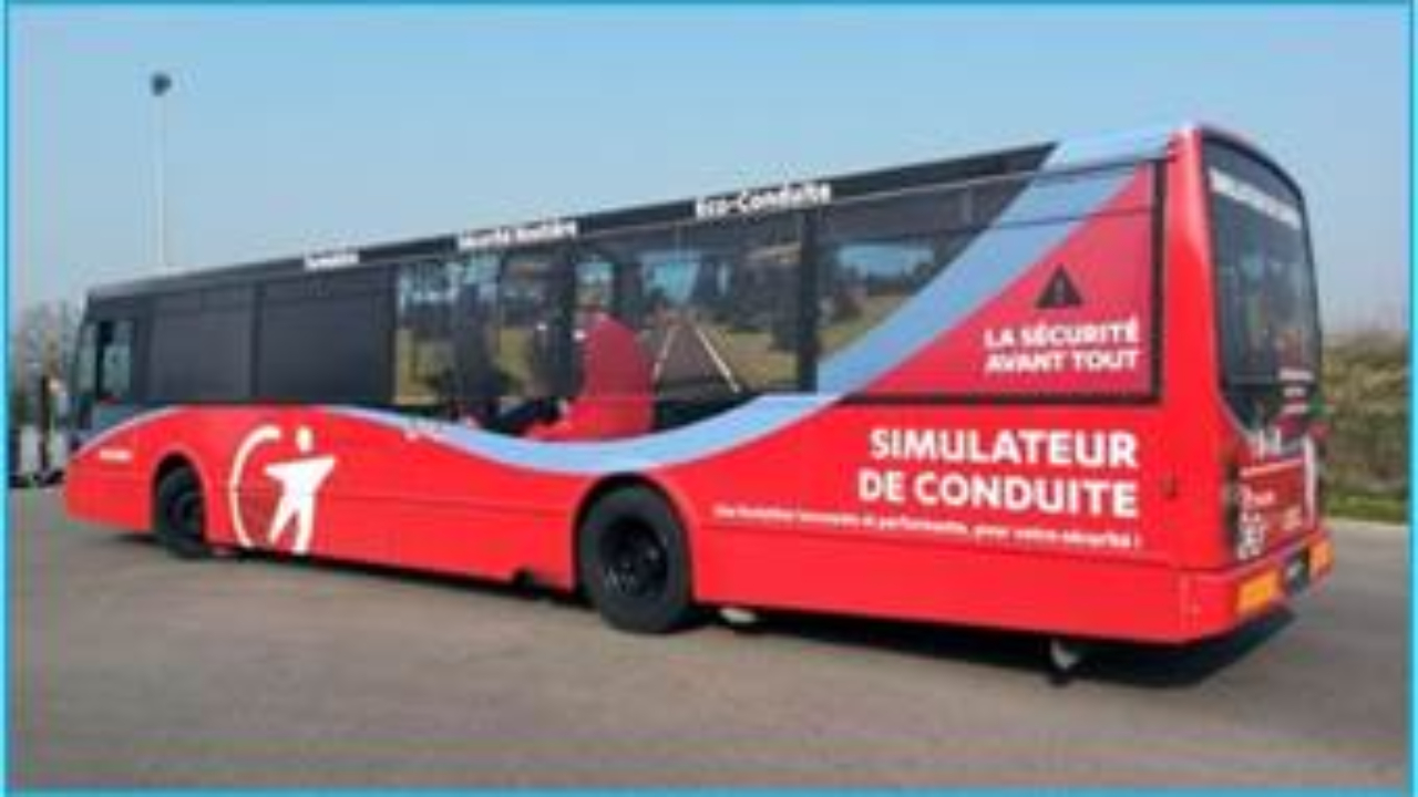 Evian : à la découverte du métier de chauffeur de bus avec un simulateur