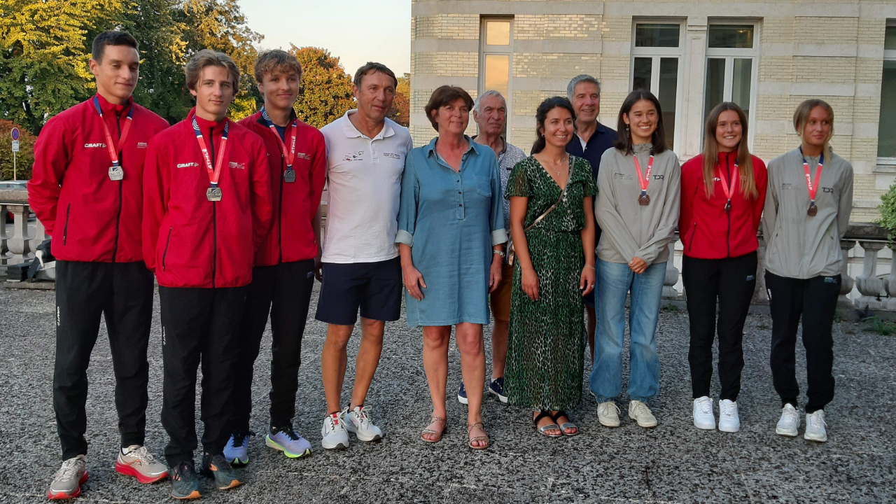 Evian : remise de m&eacute;dailles aux jeunes athl&egrave;tes du club Evian Off Course (interview)