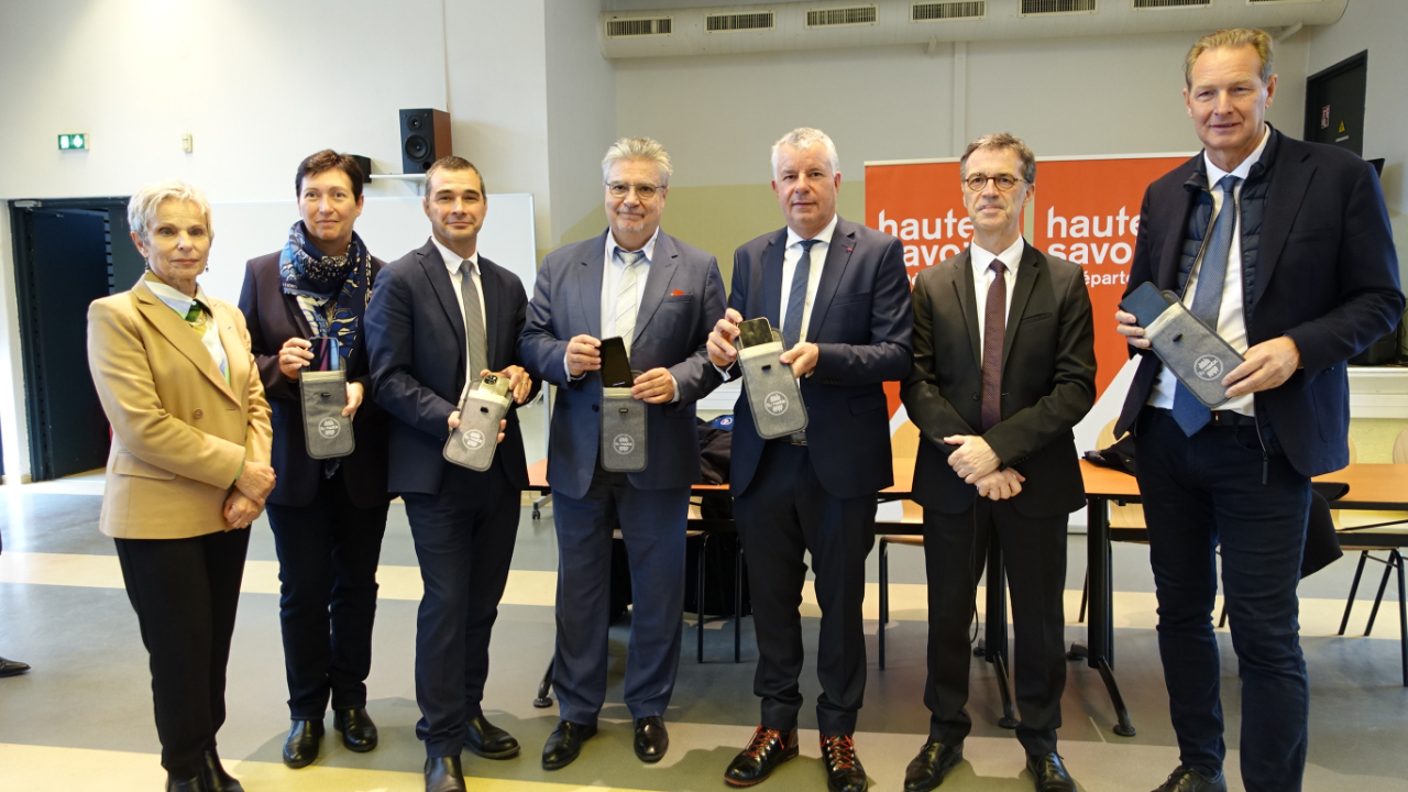 Haute-Savoie : les téléphones portables resteront au fond du sac des collégiens