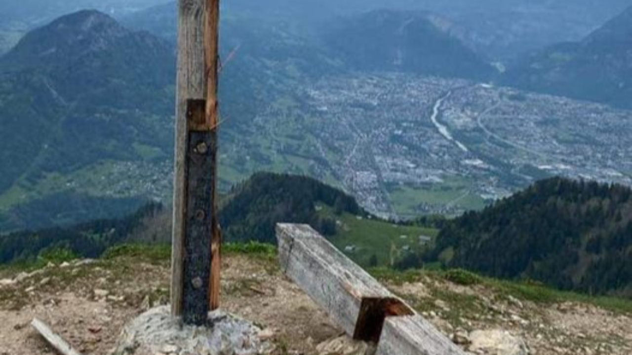 La croix du sommet du Môle en vallée de l’Arve foudroyée