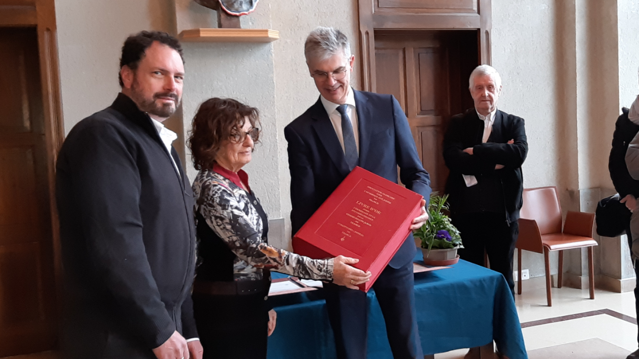 Les livres d'or contenant les hommages aux "Justes parmi les nations" français remis à la Mairie de Thonon (interviews)