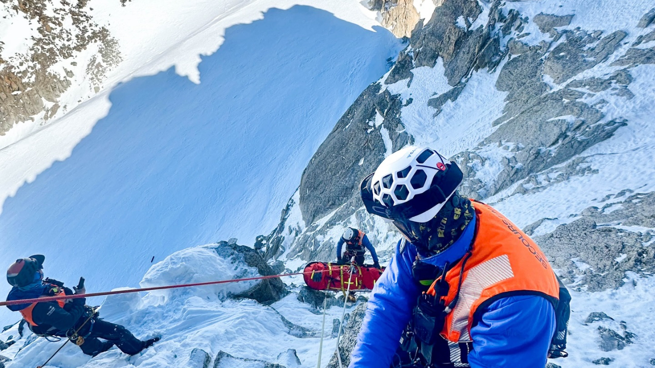 Mont-Blanc : grave chute d&rsquo;un guide lors d&rsquo;un rappel, plusieurs interventions de secours en s&eacute;rie