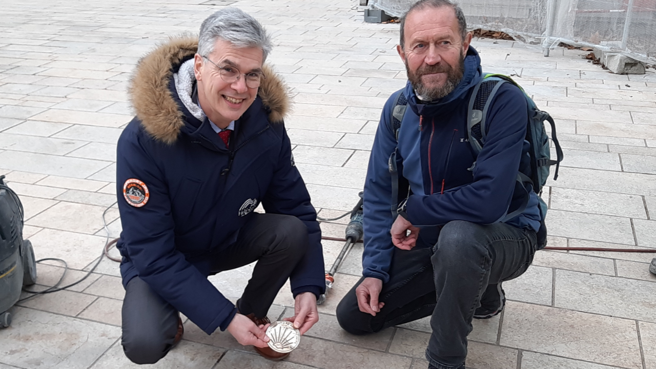Pose du dernier clou marquant la travers&eacute;e de Thonon par le chemin de St Jacques de Compostelle (interviews)