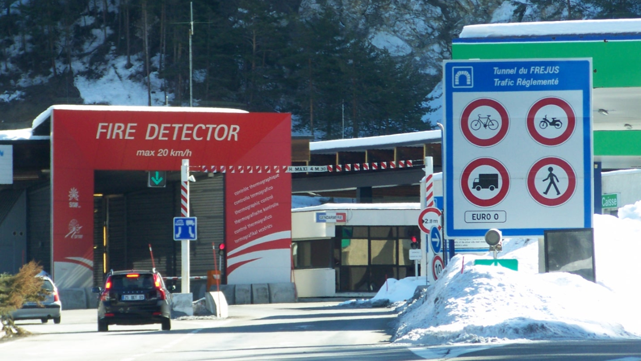 Savoie : Un camion prend feu, le tunnel de Fréjus temporairement fermé Savoie : Un camion prend feu, le tunnel de Fréjus temporairement fermé