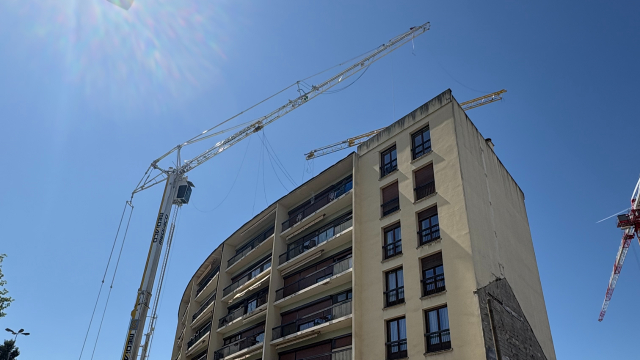 Thonon : la fl&egrave;che d'une grue suspendue au-dessus d'un immeuble