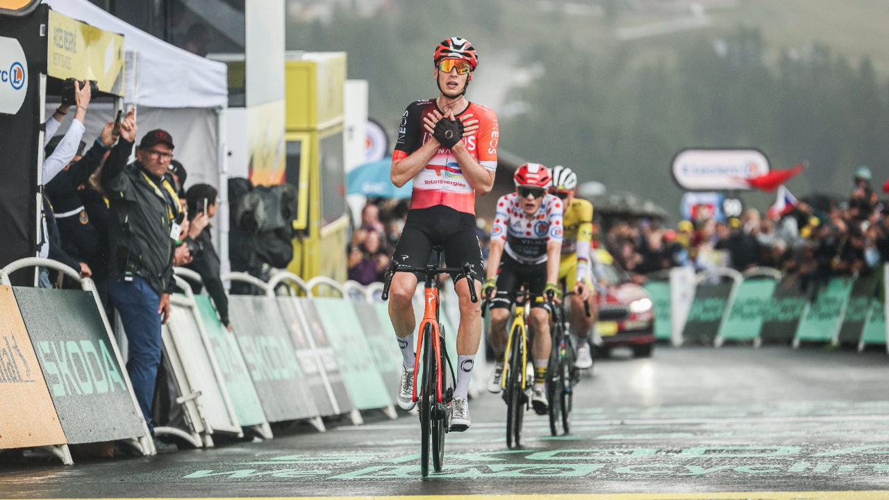 Tour de France : Thymen Arensman s’impose sur le fil au sommet de La Plagne, Tadej Pogacar plus proche que jamais de la victoire finale
