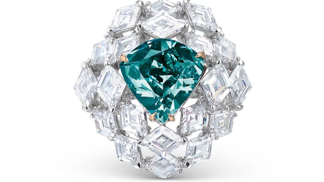 Un rarissime diamant bleu-vert vendu pr&egrave;s de 15 millions d&rsquo;euros aux ench&egrave;res &agrave; Gen&egrave;ve