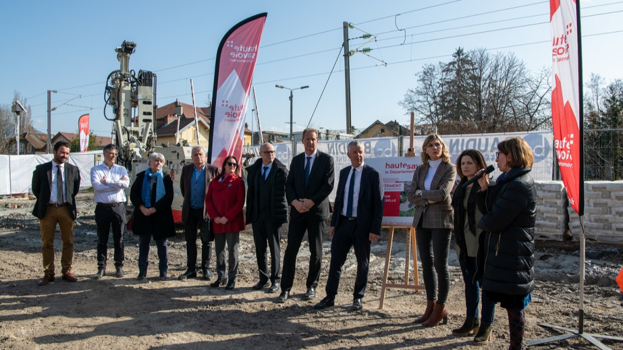 Ville-la-Grand : les travaux de la passerelle provisoire audessus du PN 49 sont lancés Ville-la-Grand : les travaux de la passerelle provisoire audessus du PN 49 sont lancés
