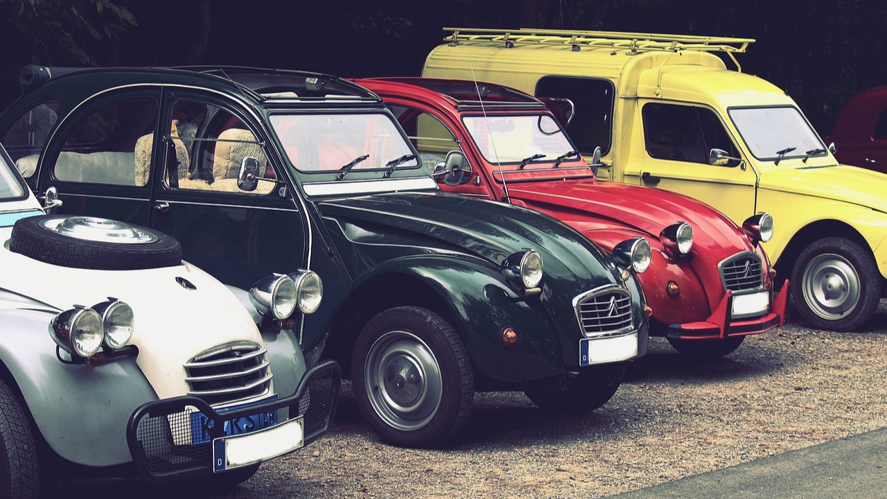 Voitures anciennes et kermesse au lycée des Trois Vallées de Thonon le 20 avril (interview)
