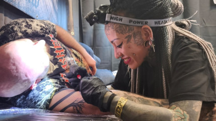 A Evian, le tatouage pour réparer les corps abimés (interview)