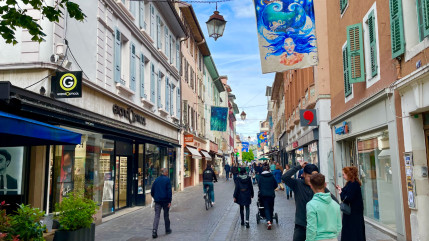 A Thonon, les artistes peintres exposent en centre-ville jusqu'au 9 juin dans le cadre du festival "L'art dans la rue"